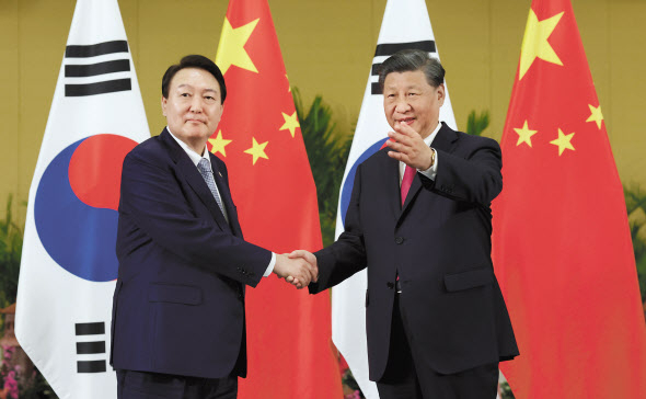 윤석열 대통령이 시진핑 중국 국가주석과 인도네시아 발리 한 호텔에서 열린 한중 정상회담에서 악수하고 있다. [연합]