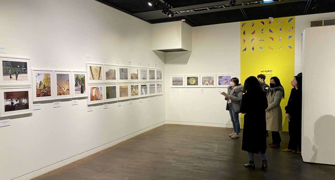 11일 서울 인사동 인사아트센터에서 열린 ㈜두산 청소년 정서함양 프로그램 ‘시간여행자’ 전시회 작품을 관람객들이 둘러보고 있다. [두산 제공]