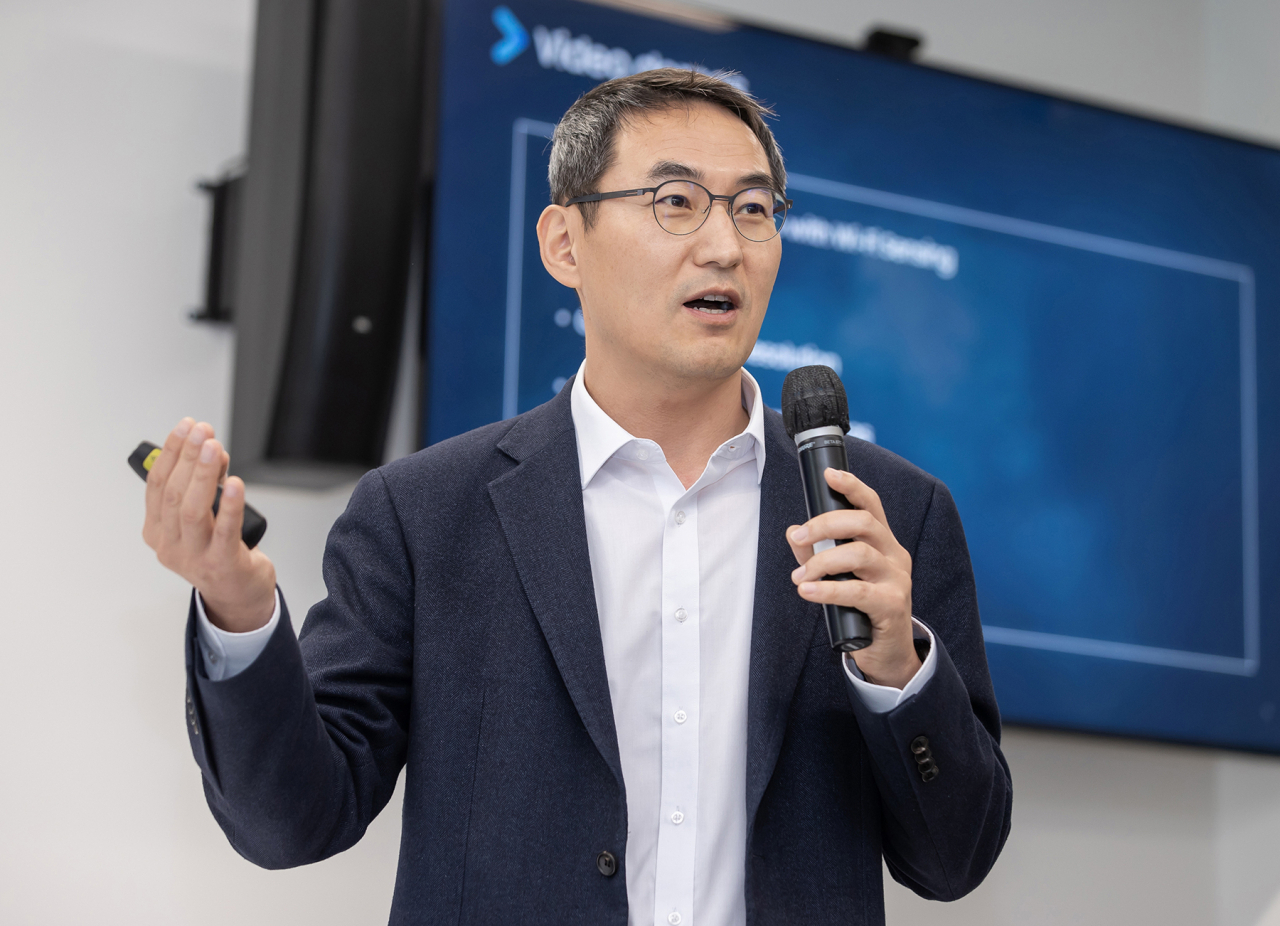 Samsung Research American Vice President Roh Won-il speaks to reporters at the SRA headquarters in Mountain View, California, Saturday. (Samsung Electronics)