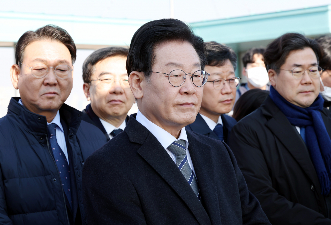더불어민주당 이재명 대표가 11일 오후 인천시 연수구 인천 신항 선광신컨테이너터미널에서 수출 상황에 대한 관계자의 설명을 듣고 있다. [연합]