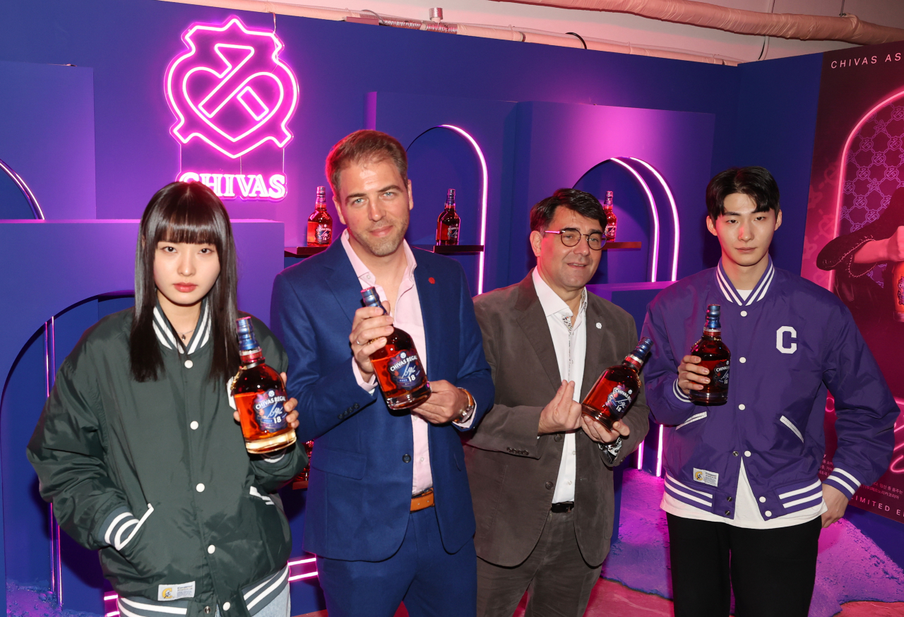 11일 오전 서울 강남구 압구정로데오 거리에 페르노리카코리아가 오픈한 팝업스토어 '시바스 리갈 길'에서 미구엘 파스칼 페르노리카코리아 마케팅 전무(왼쪽 두번째부터), 프란츠 호튼 페르노리카코리아 대표가 모델과 함께 포즈를 취하고 있다. 칵테일 클래스 참여, 공연 관람을 할 수 있는 이 곳은 2월 26일까지 열린다. [연합]