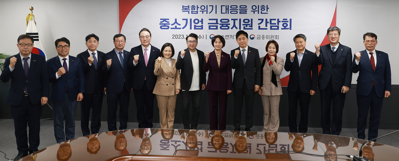 김주현 금융위원장과 이영 중소벤처기업부 장관이 11일 오후 서울 목동 중소기업 유통센터에서 정책금융기관, 중소기업 관련 협·단체와 함께 ’복합위기 극복을 위한 중소기업 금융지원 간담회‘를 개최했다.