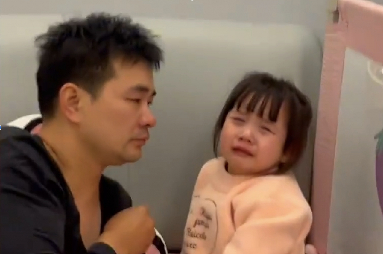 아빠의 흰머리를 발견하고 울고 있는 여자 아이의 모습 [바이두 @社事集汇站 갈무리]