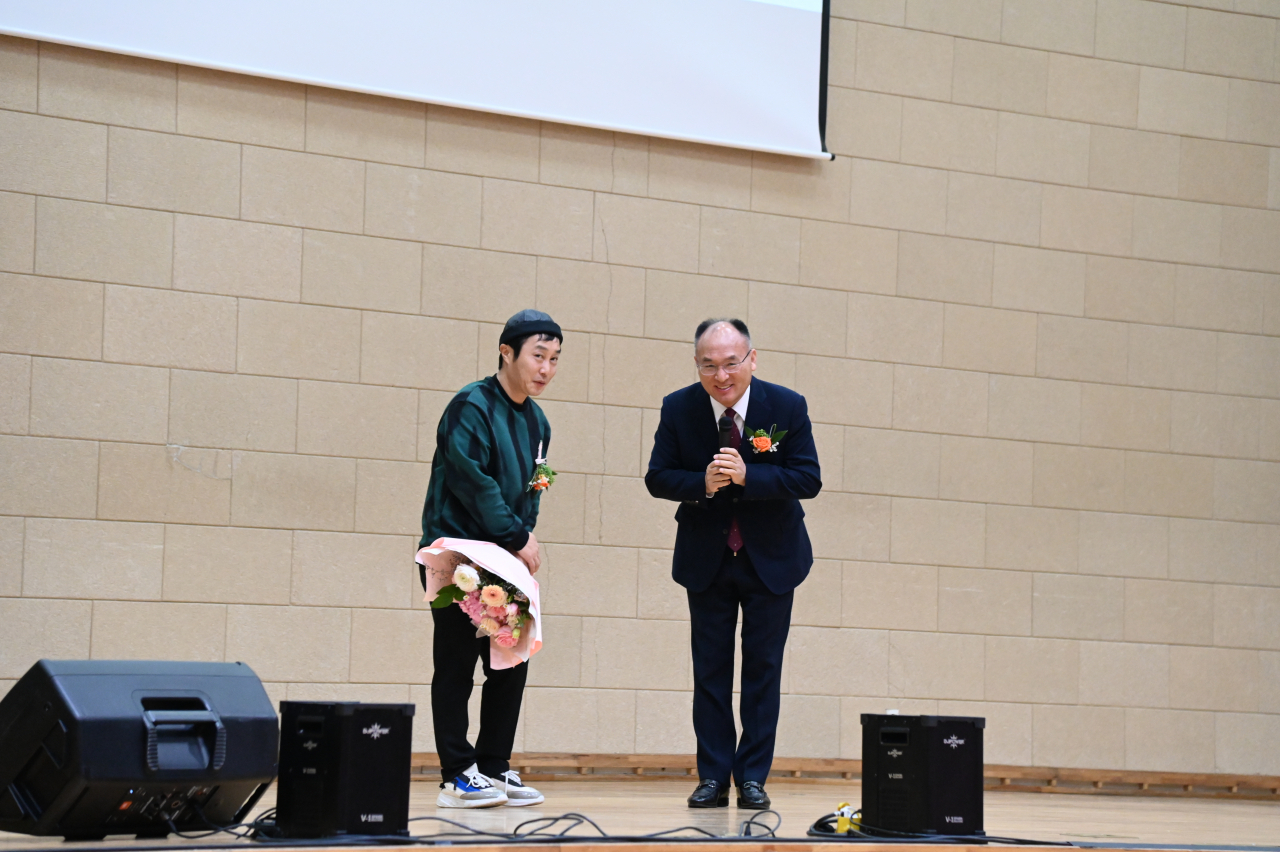 방송인(개그맨) 김병만 씨의 수도공고 졸업식 축사를 앞두고 최명호 교장선생님이 소개를 하고 있다.