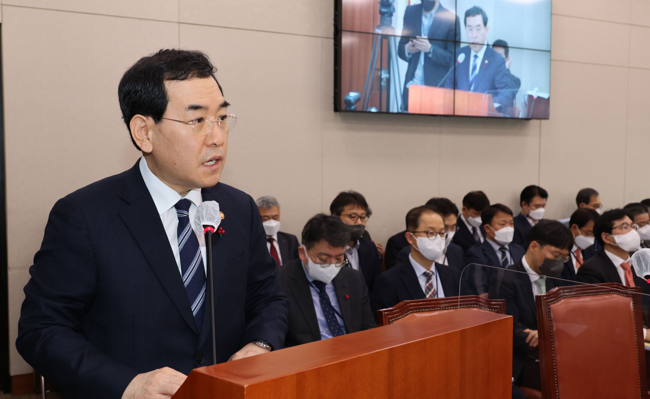 11일 오전 서울 여의도 국회에서 열린 산업통상자원중소벤처기업위원회 전체회의에서 이창양 산업통상자원부 장관이 제10차 전력수급기본계획 보고를 하고 있다. 연합뉴스