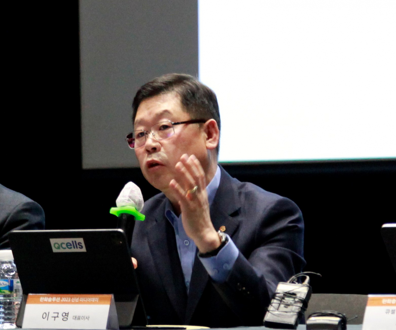 이구영 한화큐셀 대표가 11일 서울 중구 한화빌딩에서 열린 기자간담회에서 기자들의 질문에 대답하고 있다. [한화솔루션 제공]