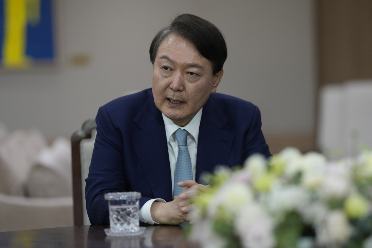 윤석열 대통령이 지난 10일 서울 용산 대통령실에서 AP통신과 인터뷰하고 있다. [연합]
