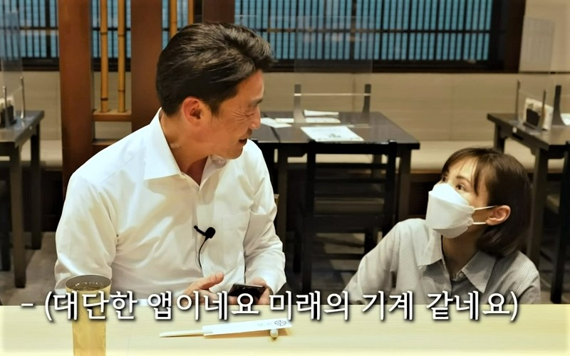 90만 구독자를 보유한 여행 채널 ‘오사카에 사는 사람들TV’. 일본인 출연자인 ‘마쓰다 부장’이 현지 식당에서 일본어를 사용하지 않고 번역 앱만으로 의사소통 해보는 실험을 하고 있다. [오사카에 사는 사람들TV 공식 유튜브]