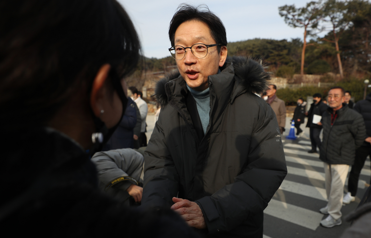 김경수 전 경남지사(가운데)가 28일 오전 경남 김해시 진영읍 봉하마을 노무현 전 대통령 묘역 참배 후 지지자와 만나 악수하고 있다. 노 전 대통령 묘역 참배는 김 전 지사 출소 후 첫 공식 일정이다. 연합뉴스