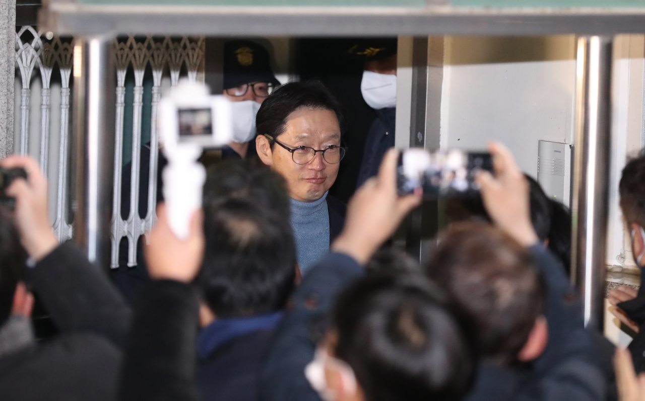 댓글 여론조작 혐의로 2021년 7월 26일 구속된 김경수 전 경남지사가 28일 경남 창원시 마산회원구 창원교도소에서 특별사면으로 출소하고 있다. 김 전 지사는 이번 사면으로 잔여 형기 5개월은 면제됐지만, 복권은 되지 않았다. 연합뉴스