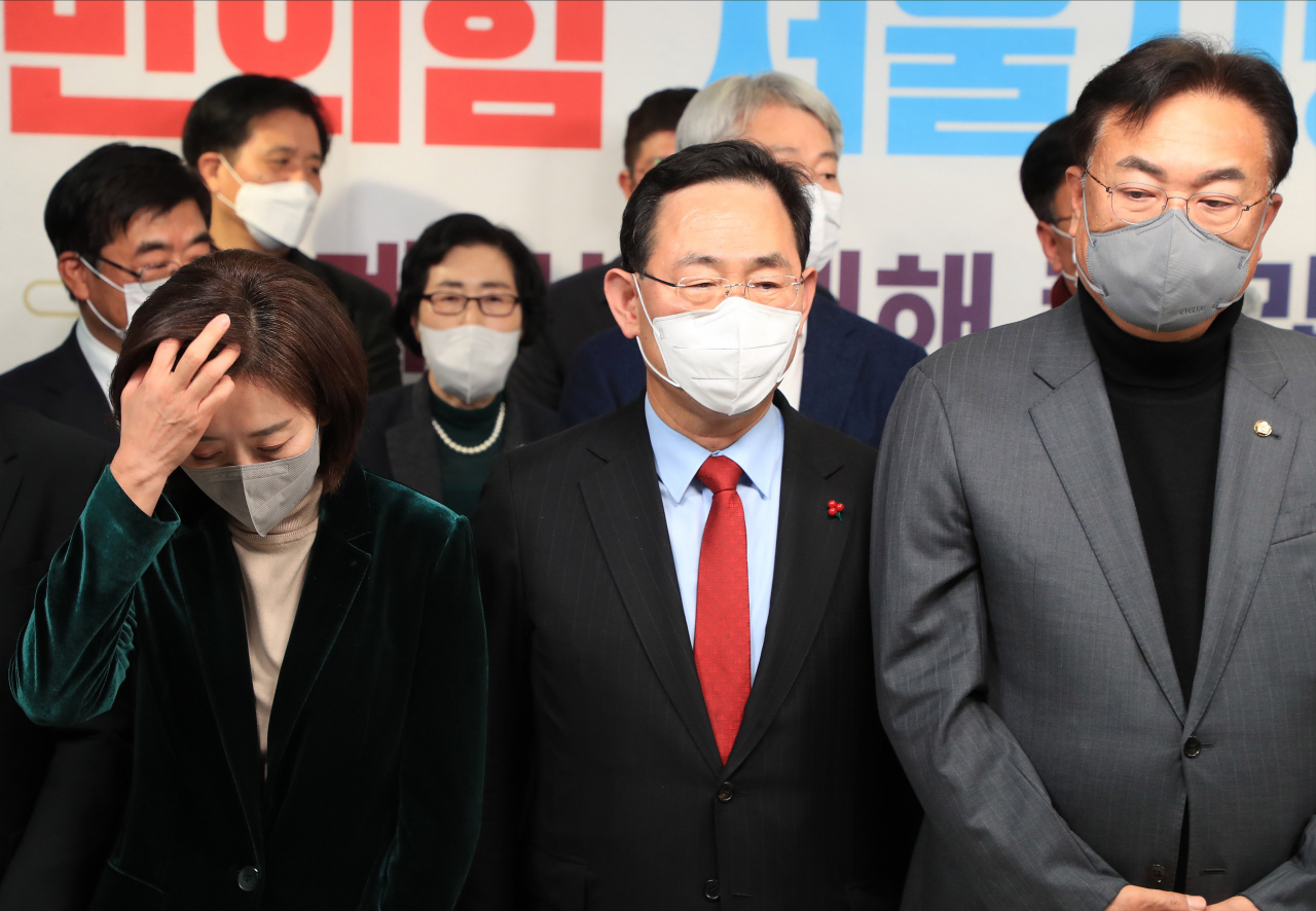 정진석 국민의힘 비상대책위원장, 주호영 원내대표, 나경원 전 의원이 11일 오후 서울 여의도 국민의힘 중앙당사에서 열린 국민의힘 서울시당 신년인사회에 참석해 있다. [연합]
