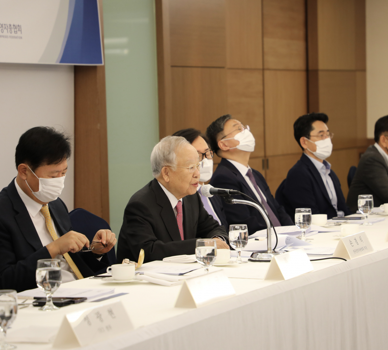 손경식 경총 회장이 12일 서울 소공동 롯데호텔에서 열린 CHO 간담회에서 발언하고 있다. [한국경영자총협회 제공]