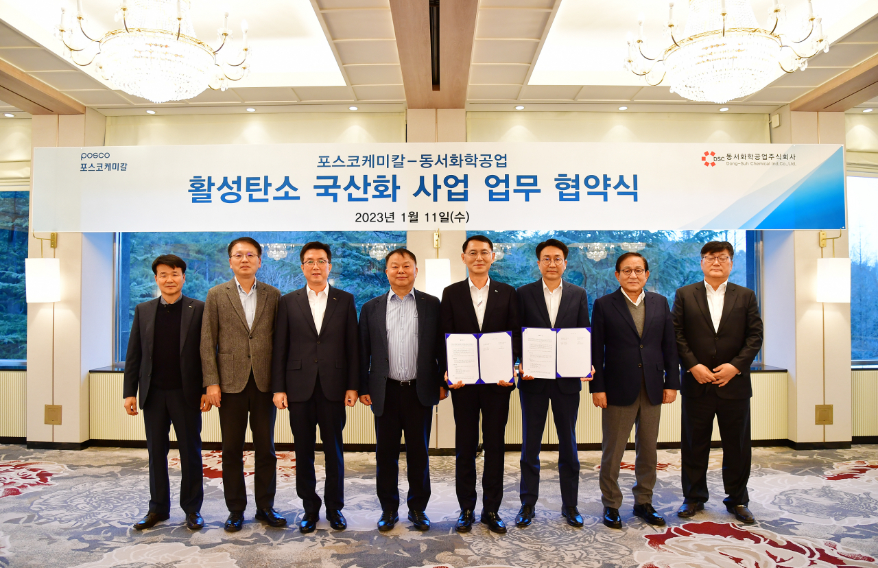11일 포스코케미칼이 동서화학공업과 활성탄소 사업 협력을 위한 양해각서(MOU)를 체결했다. 김준형(왼쪽 세번째부터) 포스코케미칼 사장, 민경준 포스코케미칼 대표이사, 조용문 포스코케미칼 기초소재연구소장, 홍영준 동서화학공업 건설소재사업본부장, 전장열 동서화학공업 회장. [포스코케미칼 제공]