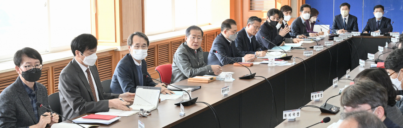 간부회의를 주재하는 홍준표 대구시장.[대구시 제공]