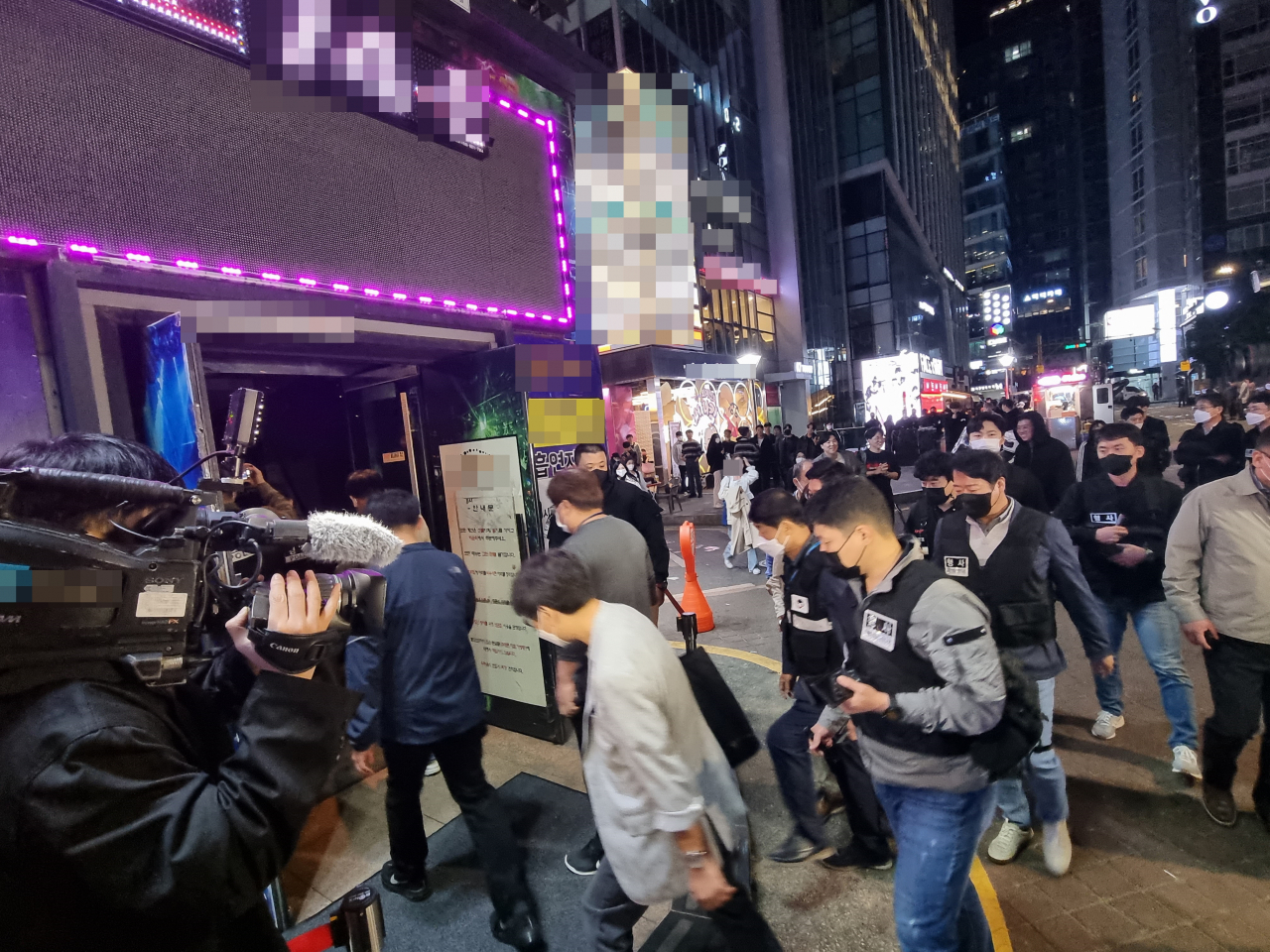 지난해 10월 서울 서초경찰서가 클럽·유흥주점 등에서 발생하는 마약범죄를 막기 위해 강남 일대 클럽을 단속하는 모습 (사진은 기사 내용과 관련 없음). 김영철 기자