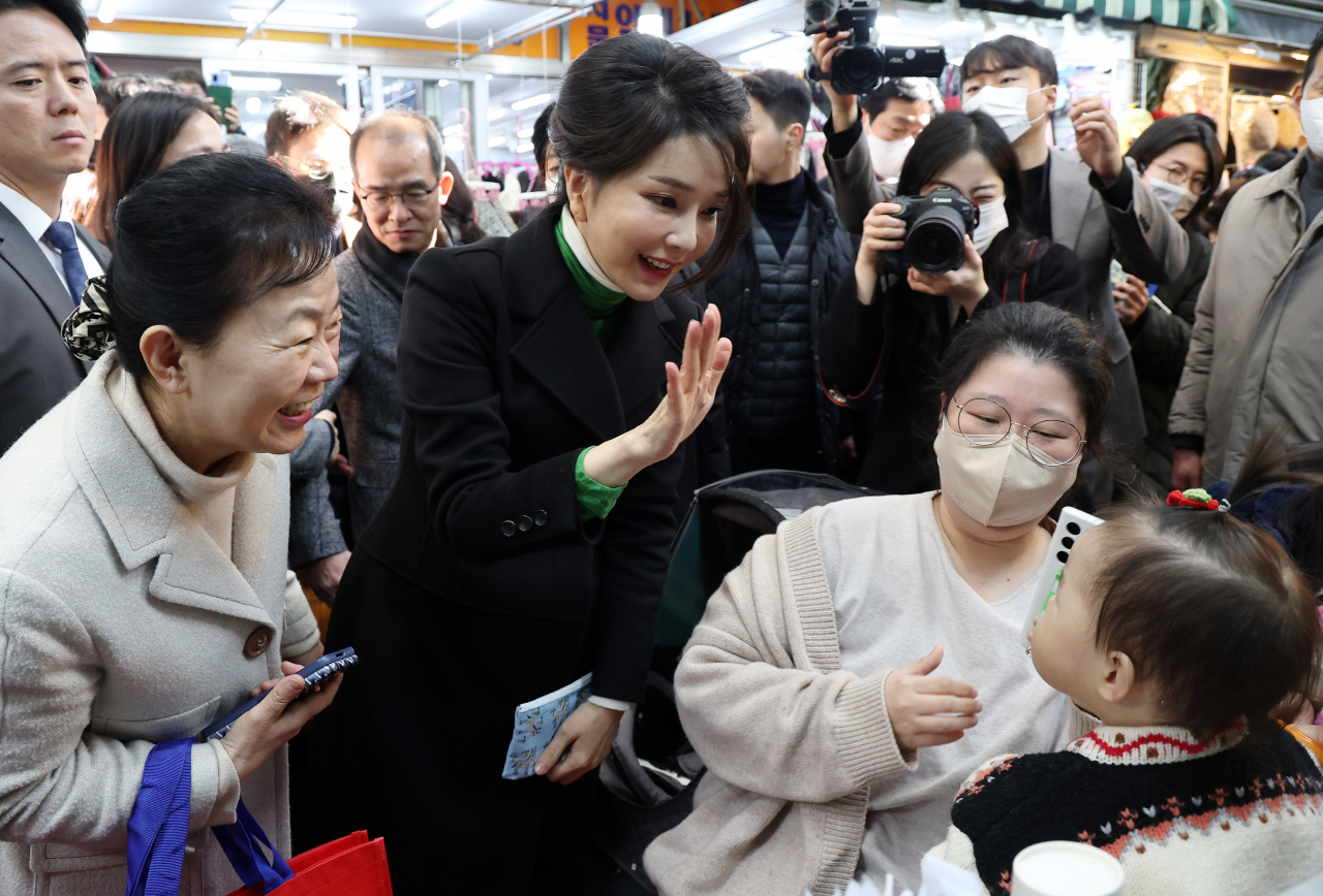 김건희 파라오 슬롯가 11일 대구 서문시장을 방문, 아이에게 인사를 건네고 있다. [연합]