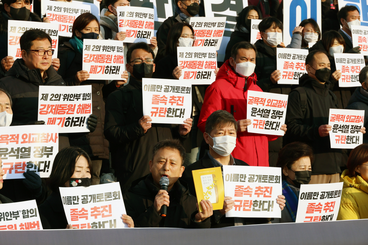 12일 오전 국회 본청 앞 계단에서 한일역사정의평화행동과 야당 의원들이 공동주최한 '윤석열 정부 굴욕적 강제동원 해법 반대! 비상시국선언' 기자회견에서 이국언 일제강제동원시민모임 이사장이 일제 강제 동원 피해자 양금덕 할머니의 자서전을 들며 징용토론회 불참 의견을 밝히고 있다. [연합]
