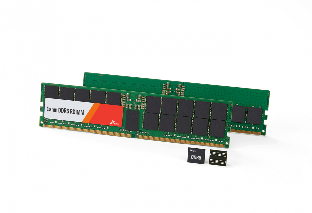 SK하이닉스가 세계 최초로 인텔로부터 인증을 획득한 10나노급 4세대 서버 D램 DDR5 [SK하이닉스 제공]