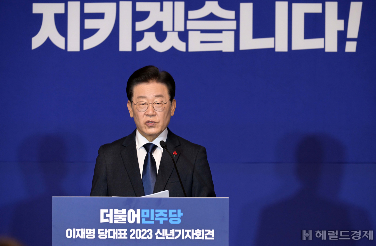 이재명 더불어민주당 대표가 12일 오전 서울 여의도 국회 사랑재에서 2023신년 기자회견을 하고 있다. 이상섭 기자