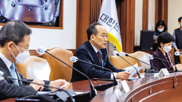 추경호 부총리 겸 기획재정부 장관이 12일 오전 서울 종로구 정부서울청사에서 비상경제장관회의를 주재하고 있다. 추 부총리는 이 자리에서 “올해 세계경제는 복합 경제위기와 불확실성 등으로 인해 경기둔화가 본격화되고, 이에 따라 국내 실물경제 어려움도 가중될 것으로 전망된다”며 “정부는 엄중한 경제상황을 면밀히 점검해 나가면서 당면한 위기극복과 경제 재도약을 위한 정책적 노력에 더욱 박차를 가하겠다”고 강조했다. [연합]