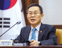 이종호 과학기술정보통신부 장관이 12일 오전 서울 종로구 정부서울청사에서 열린 제16차 비상경제장관회의에서 ‘범부처 스케일업 연구개발(R&D) 투자전략’을 발표하고 있다. [연합]
