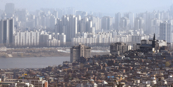 서울 남산에서 강남의 아파트 단지 등이 뿌옇게 보이고 있다. [연합]