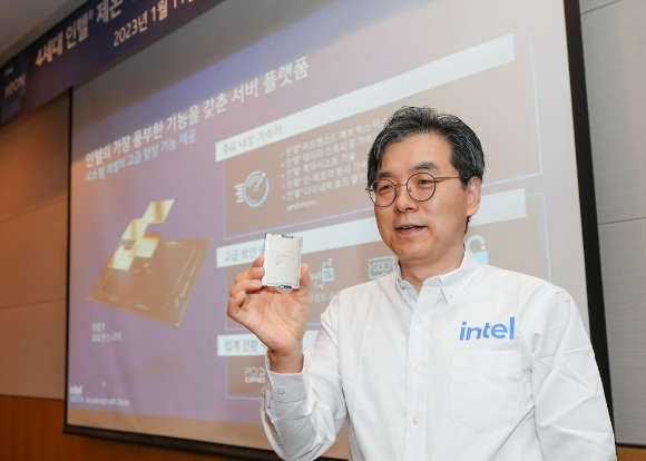나승주 인텔코리아 상무가 11일 서울 여의도 전경련회관에서 ‘4세대 인텔 제온 스케일러블 프로세서(코드명 사파이어 래피즈)’를 소개하고 있다. [인텔코리아 제공]