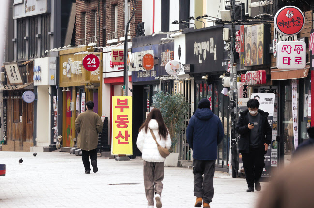 정부가 하반기부터 자영업자의 자영업자들이 밀집해 있는 서울 시내 식당가 모습. [연합]