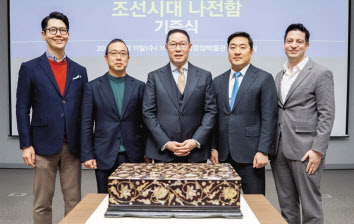 국립중앙박물관을 후원하는 젊은 친구들(YFM) 멤버들이 지난 11일 오전 서울 용산구 국립중앙박물관에서 열린 조선시대 나전함 기증식에서 기념 촬영하고 있다. 왼쪽부터 박경진 진주햄 대표이사, 송병준 컴투스 의장(YFM 부위원장), 조현상 효성 부회장(YFM 위원장), 장동진 (주)파워맥스 사장, 마크 테토 TCK인베스트먼트 대표이사. [효성그룹 제공]