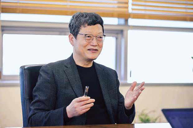 취임 2년차를 맞은 김유열 EBS 사장이 헤럴드경제와 인터뷰에서 공영성을 바탕으로 디지털 혁신을 이루겠다는 포부를 밝히고 있다. [EBS 제공]