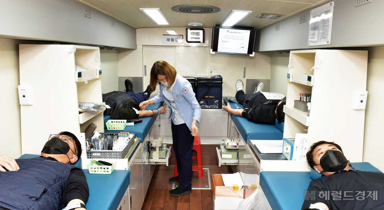 기아 AutoLand 광주 김희준 경영지원실장(사진 왼쪽)과 기아 노동조합 광주지회 오상록 수석부지회장(사진 오른쪽)이 헌혈에 참여하고 있는 모습.