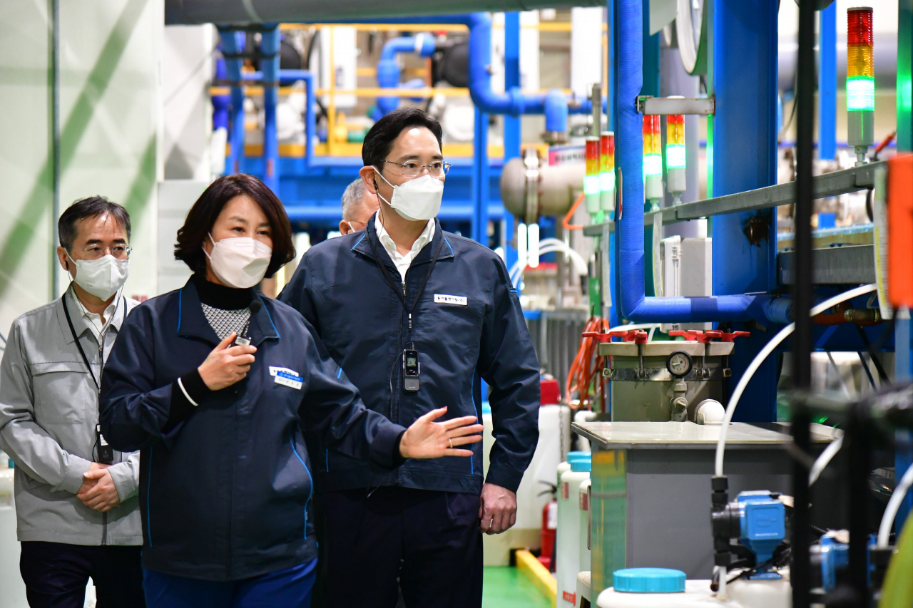 지난해 11월 8일 이재용 삼성전자 회장이 삼성전자로부터 스마트공장 구축 지원을 받은 부산 소재 중소기업 ‘동아플레이팅’을 방문해 현장을 둘러보는 모습. 이재용 회장은 회장 취임 후 첫 스마트공장 방문 현장에서 “건강한 생태계를 조성해 상생의 선순환을 이뤄야 한다”고 강조했다. [삼성전자 제공]