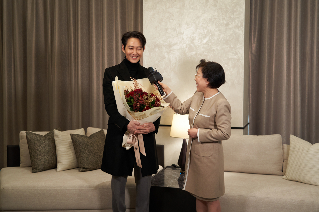 Lee Jung-jae (left) speaks in an interview with Choi Jung-wha, president of the Corea Image Communication Institute. (CICI)