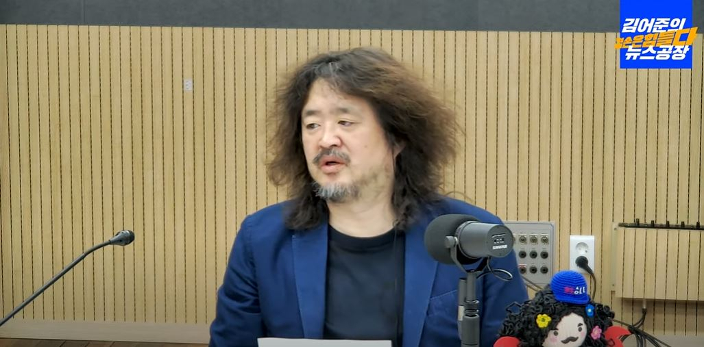 A screengrab of Kim Ou-joon's talk show at his YouTube channel gyeomsonisnothing. (YouTube)