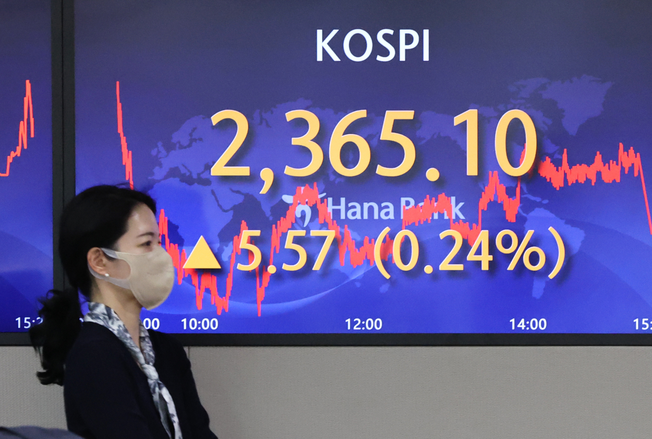 12일 서울 명동 하나은행에서 직원들이 증시 및 환율을 모니터하고 있다. 이날 코스피는 전장보다 5.57포인트(0.24%) 오른 2365.10에 거래를 마쳤다. 지수는 전장보다 17.19포인트(0.73%) 오른 2376.72에 개장해 일시적으로 하락 전환하는 등 오르내리다 소폭의 상승세로 마무리했다. 연합뉴스