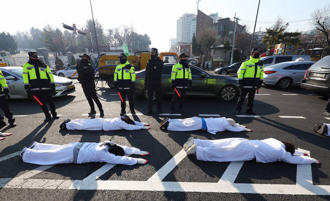 서울 용산 대통령집무실 앞에서 비정규직이제그만공동투쟁 관계자들이 노동시장 이중구조 피해자 비정규직 오체투지 기자회견을 마친 뒤 오체투지 행진을 하고 있다. [연합]