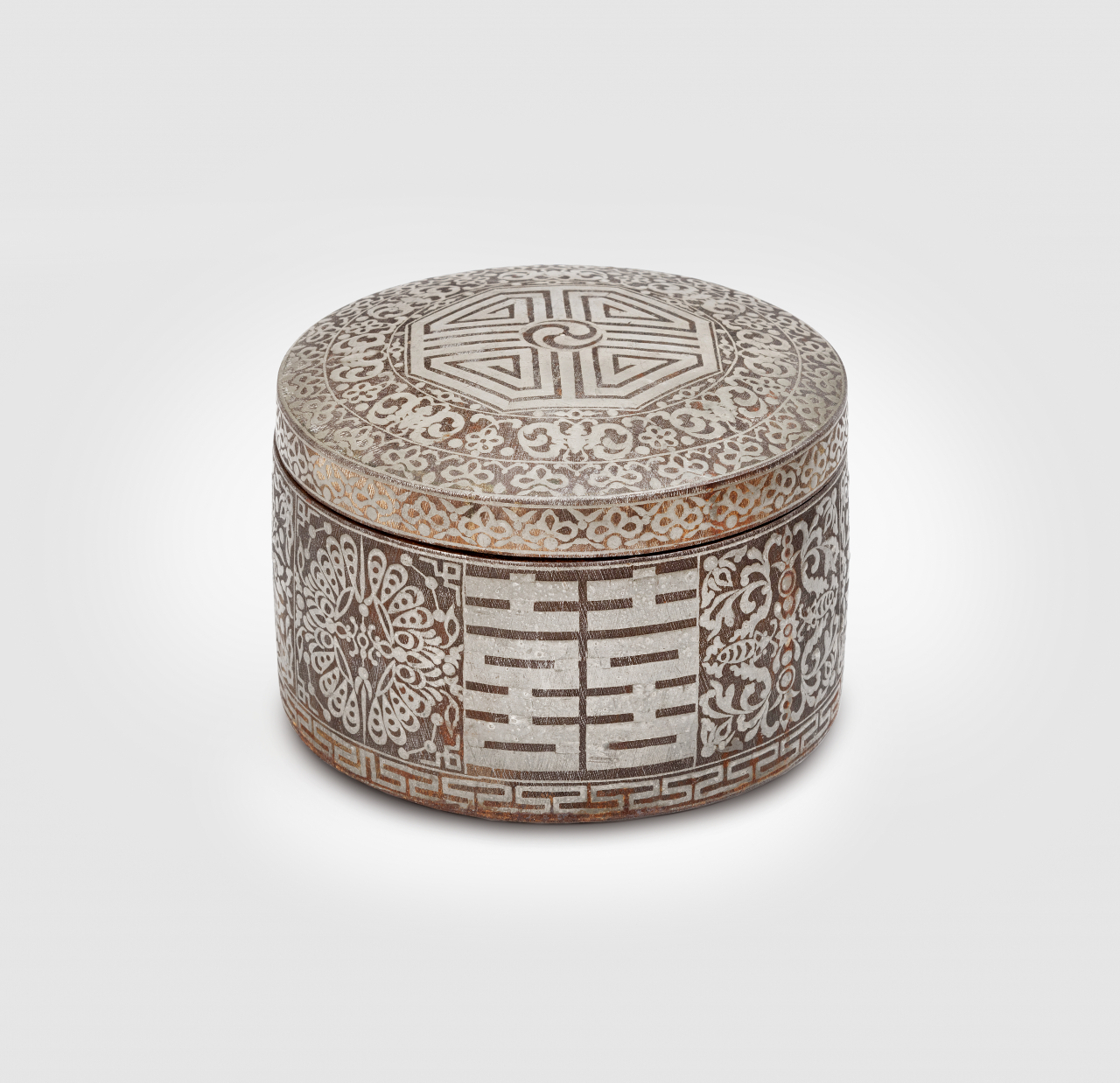 담배합, 조선 19세기, 무쇠와 금, 은, 구리, 15&times;15&times;9(h)cm [가나문화재단 제공]