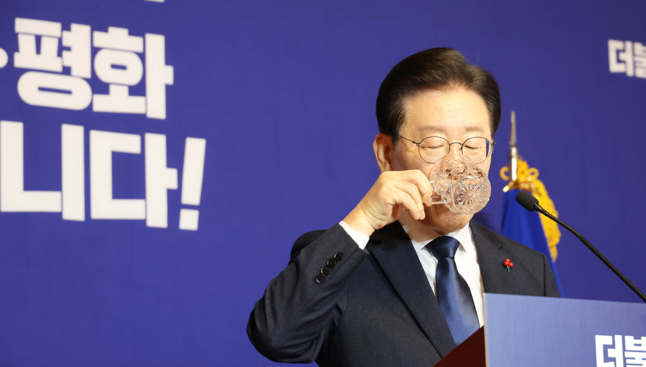 더불어민주당 이재명 대표가 12일 국회에서 열린 신년기자회견에서 물을 마시고 있다. [연합]