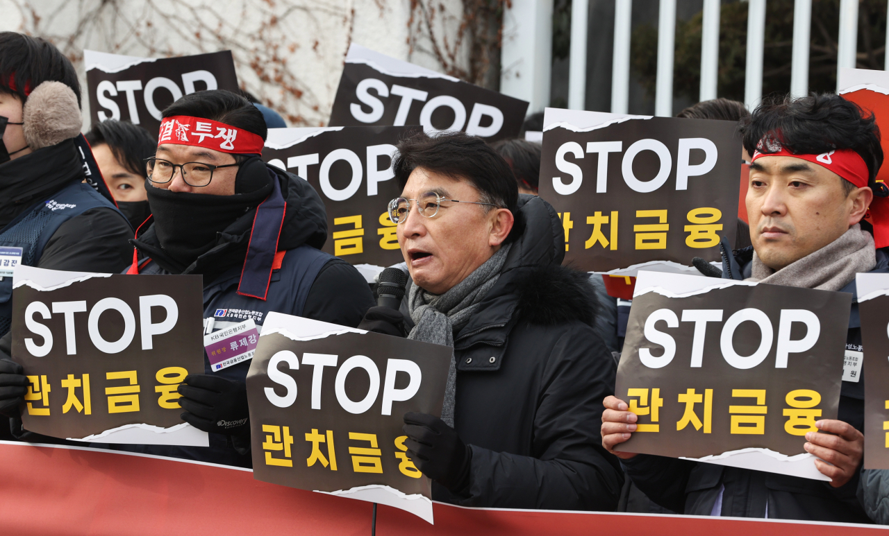 “하다하다 성과급까지 건드냐”…금감원 ‘성과급 잔치’ 지적에 뿔난 은행원들[머니뭐니]