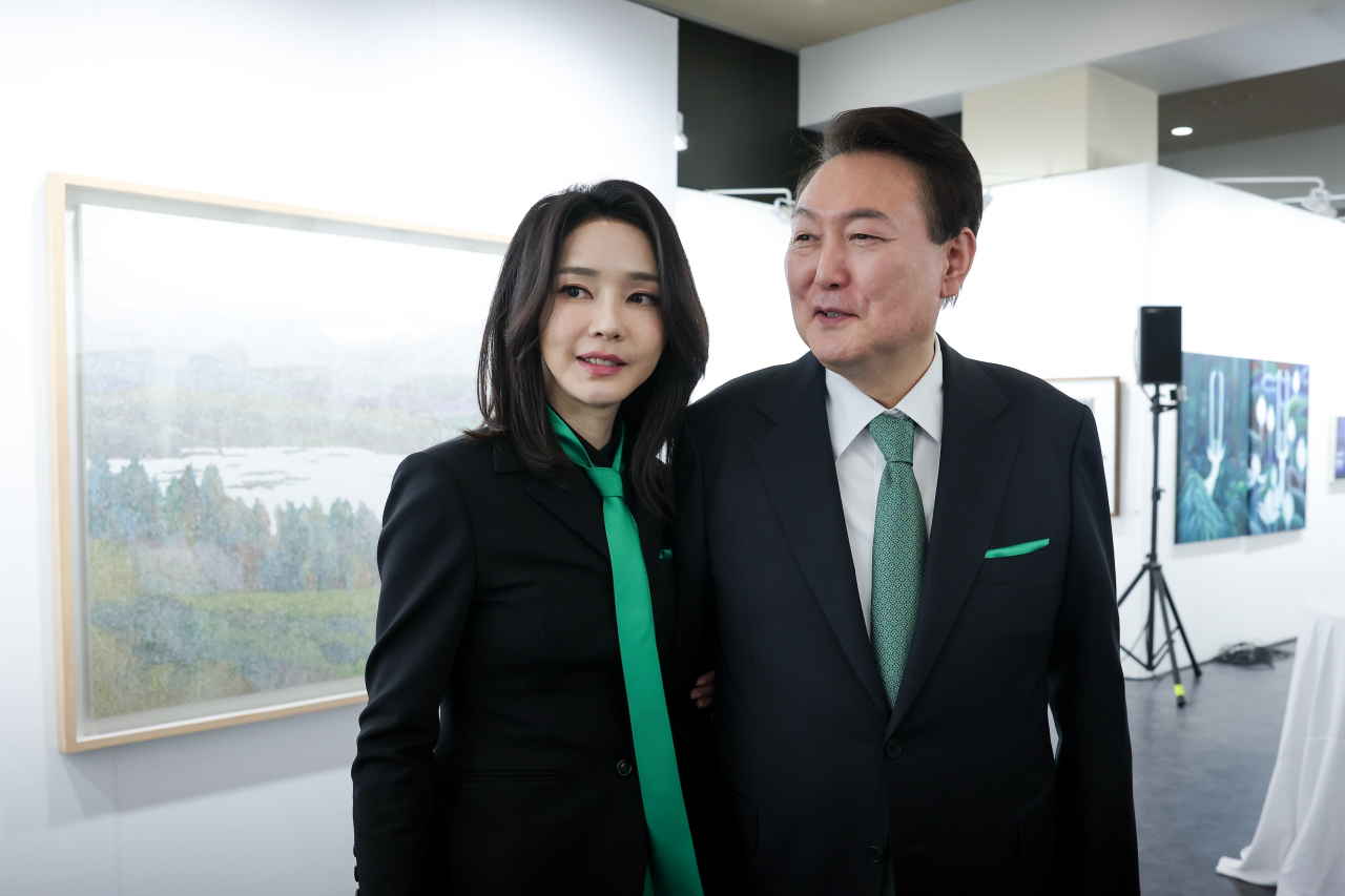 윤석열 대통령과 김건희 여사가 지난 4일 오후 서울 서초구 예술의전당에서 열린 2023 문화예술인 신년 인사회에서 청년화가들의 미술작품을 감상하고 있다. [연합]