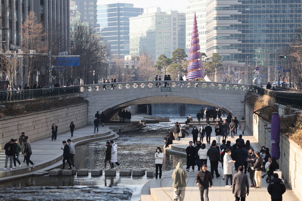 12일 점심시간 서울 청계천에서 시민들이 산책하고 있다. [연합]