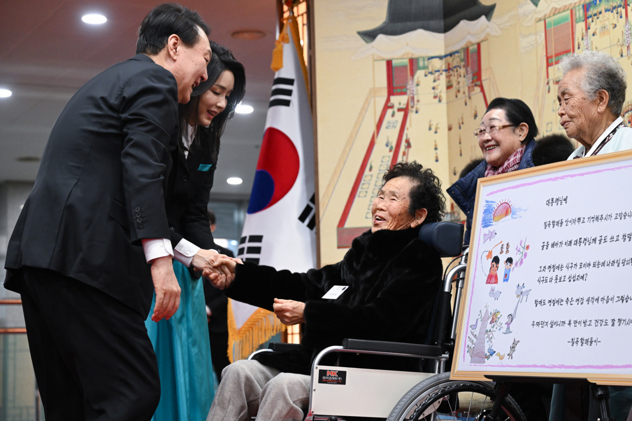 윤석열 대통령과 김건희 여사가 12일 서울 용산 대통령실 청사에서 '칠곡할매글꼴'의 주인공인 칠곡 할머니들과 만나 인사를 나누고 있다. [대통령실]
