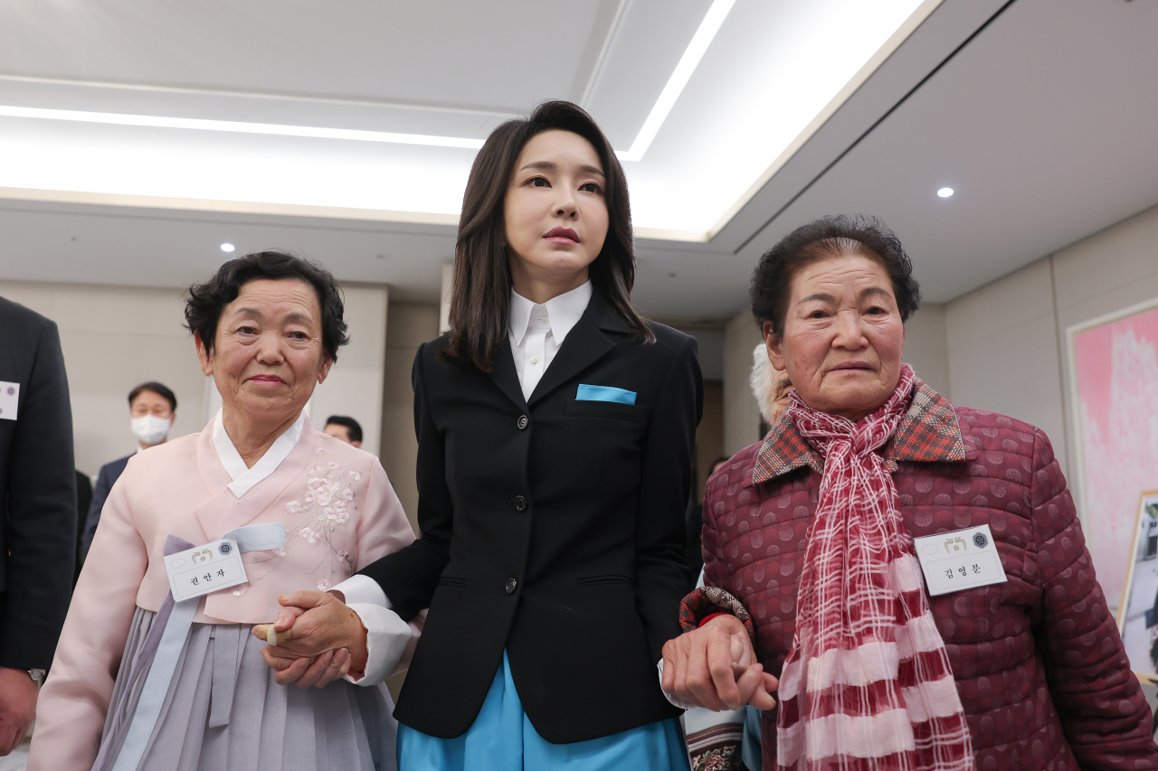 김건희 여사가 12일 오후 서울 용산 대통령실 청사에서 '칠곡할매글꼴'의 주인공인 칠곡 할머니들과 손을 잡고 있다. [연합]