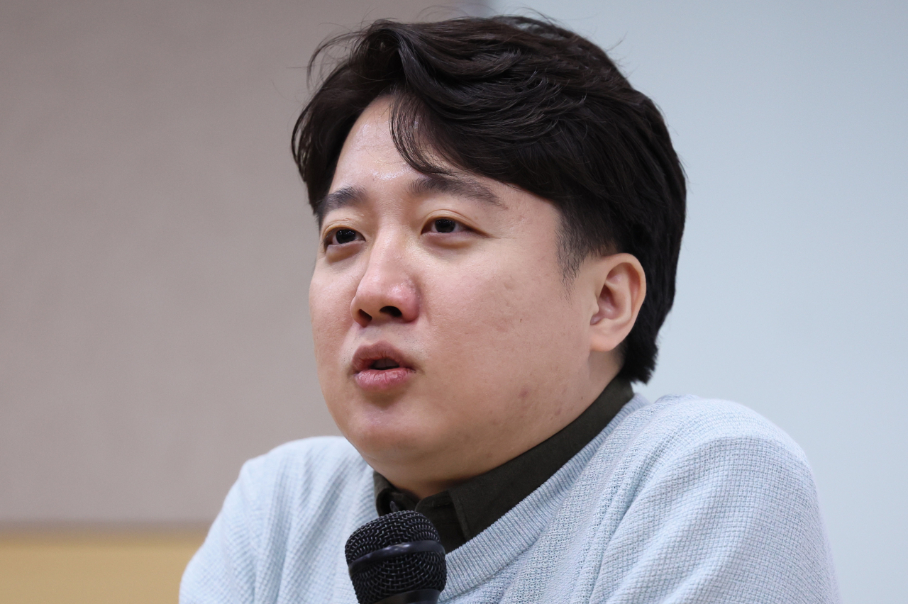 이준석 국민의힘 전 대표가 22일 오후 서울 성북구 고려대학교정경관에서 정치외교학과 '한국현대정치사상' 주최로 열린 특별 강연 '보수주의의 길을 묻다'에서 패널들의 질문에 답하고 있다. [연합]