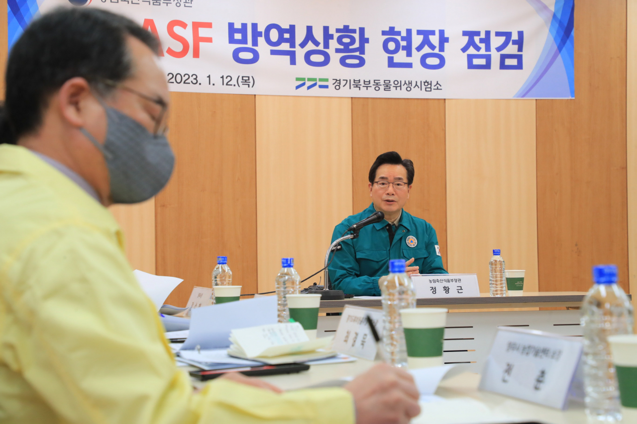 정황근 농림축산식품부 장관이 12일 경기 양주시 거점소독시설과 경기 북부 동물위생시험소를 방문, 방역상황 현장점검하며 방역수칙 준수 등 에서 발언하고 있다. [연합]