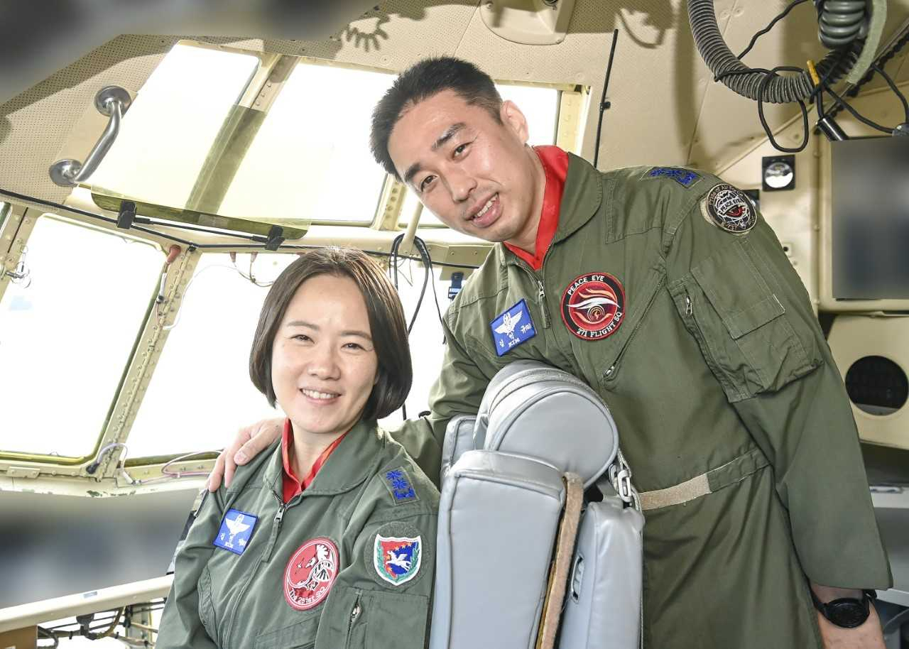 공군 최초 비행대대장 부부인 김익규(오른쪽), 김민지(왼쪽) 중령이 C-130 수송기 조종석에서 다정한 포즈를 취하고 있다. [공군 제공]