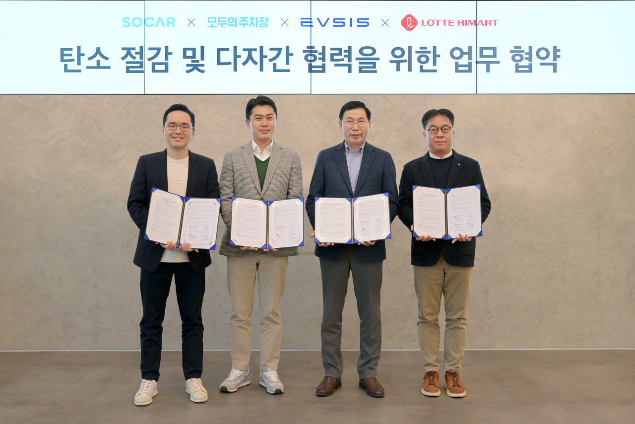 조광규(오른쪽부터) 롯데하이마트 경영지원부문장, 오영식 중앙제어 대표, 김동현 모두컴퍼니 대표, 위현종 쏘카 부사장이 12일 서울 성동구 쏘카 본사에서 업무협약을 체결하고 기념촬영을 하고 있다. [롯데하이마트 제공]