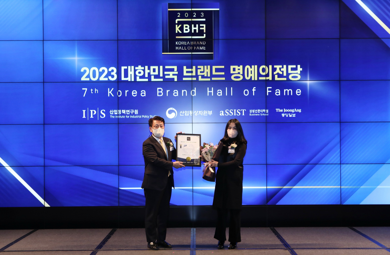 오비맥주 카스가 ‘2023 대한민국 브랜드 명예의 전당’ 시상식에서 맥주 부문 4년 연속 1위에 선정됐다.이성호(왼쪽) 산업정책연구원 심사위원장(서울시립대 경영학부 교수)과 서혜연 오비맥주 마케팅 부사장.[오비맥주 제공]