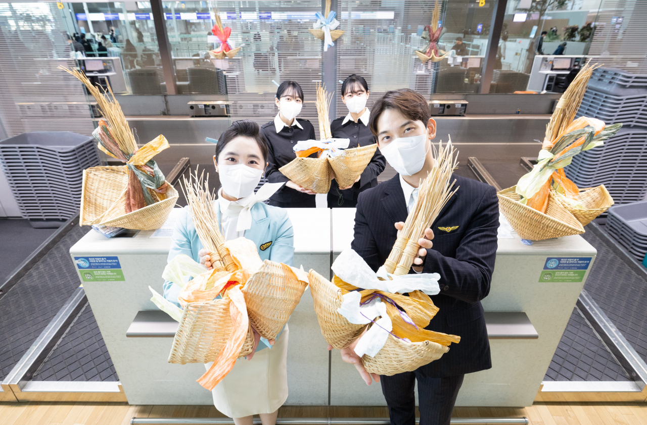 대한항공 직원들이 인천공항 제2여객터미널 대한항공 카운터에서 ‘복조리 걸기’ 행사 기념 촬영을 하고 있다. [대한항공 제공]