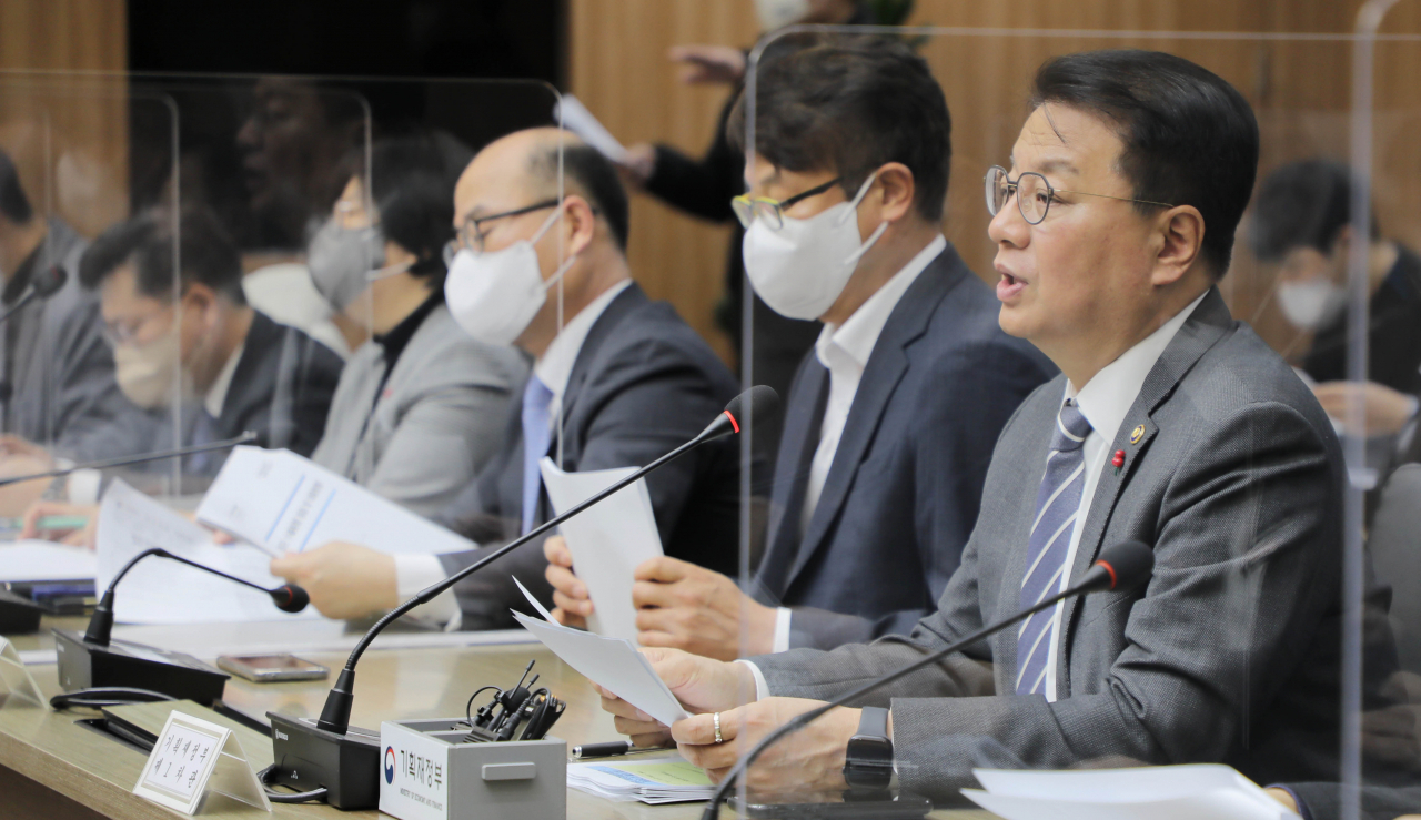 방기선 기획재정부 제1차관이 13일 서울 여의도 한국수출입은행에서 열린 '제16차 비상경제차관회의 겸 일자리 TF 제2차 회의'를 주재, 모두발언을 하고 있다.[기획재정부 제공]